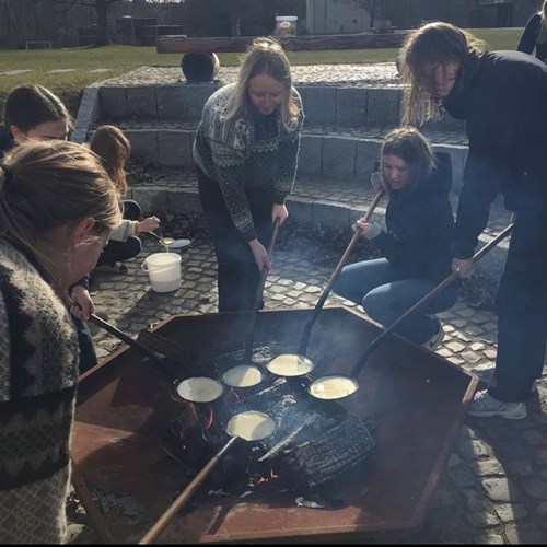 Elever laver bålpandekager